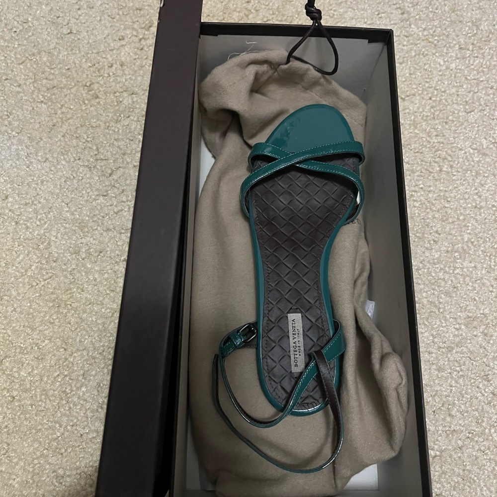Bottega Veneta used one time looks brand new with box & dust bag size 7.5 $300